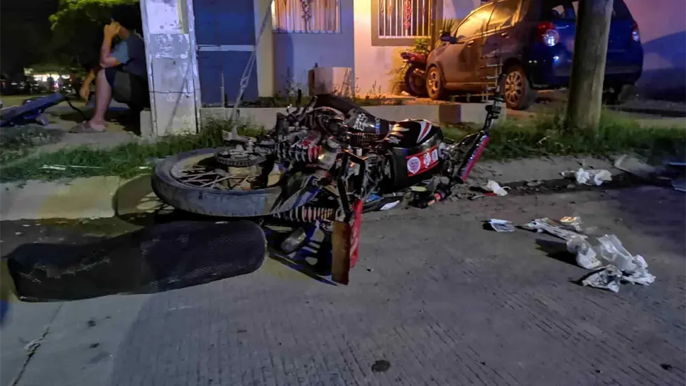 La moto donde viajaban los adolescentes.