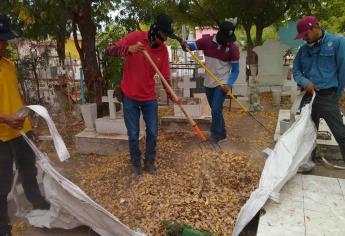 Por seguridad de los visitantes: limpian panteones de Los Mochis, previo al Día de Muertos