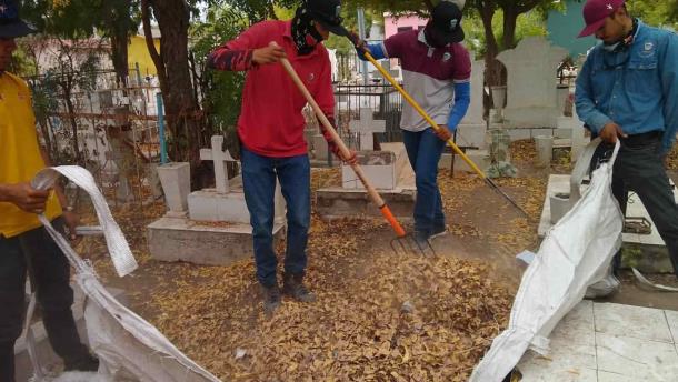 Por seguridad de los visitantes: limpian panteones de Los Mochis, previo al Día de Muertos