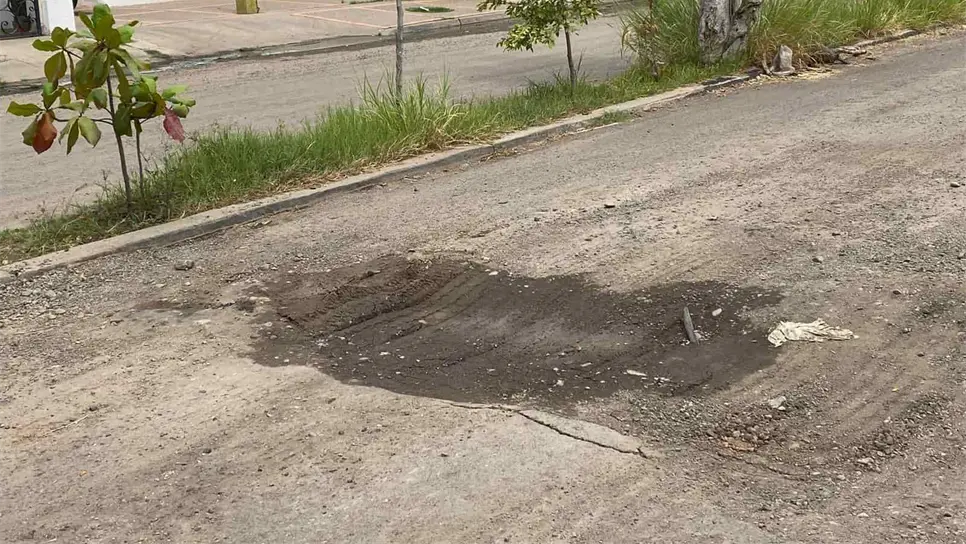 Las calles de este asentamiento son las que tienen más baches. FOTO: Dilan Gómez.