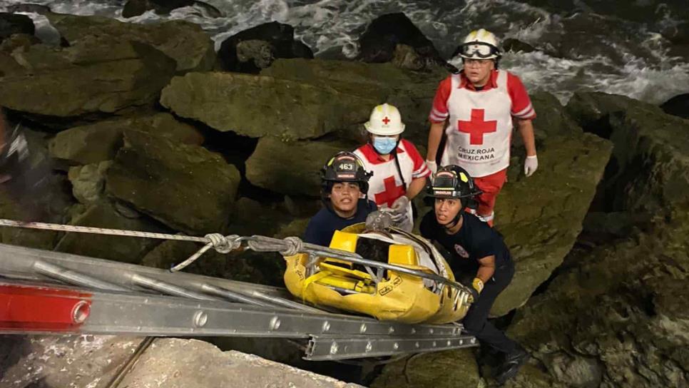 Turista cae de tres metros a una zona rocosa de Olas Altas en Mazatlán 