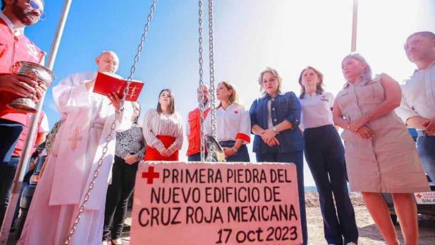 Con la representación del gobernador, Eneyda Rocha coloca la primera piedra de Cruz Roja «base sur»