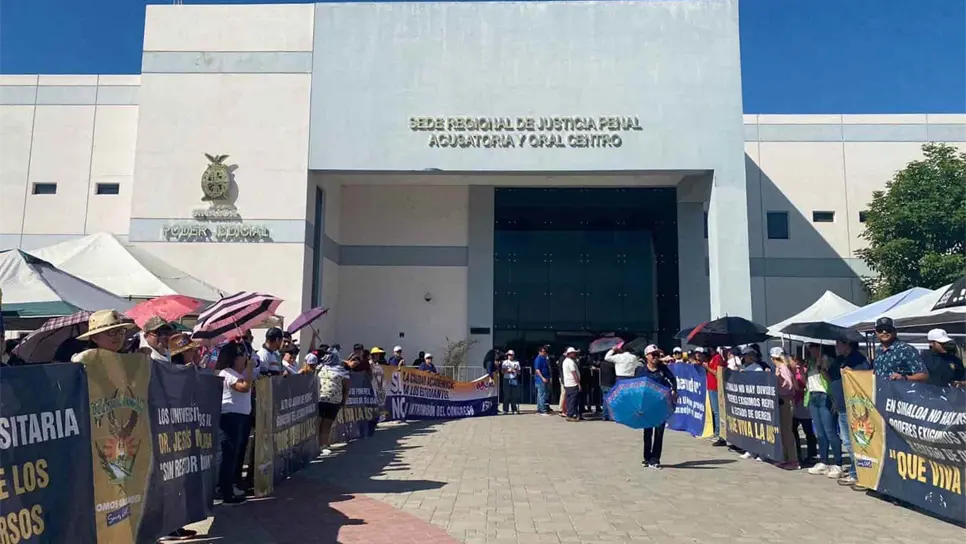 Un grupo de universitarios se apostó afuera de la sede de justicia. FOTO: Brandon Sainz.
