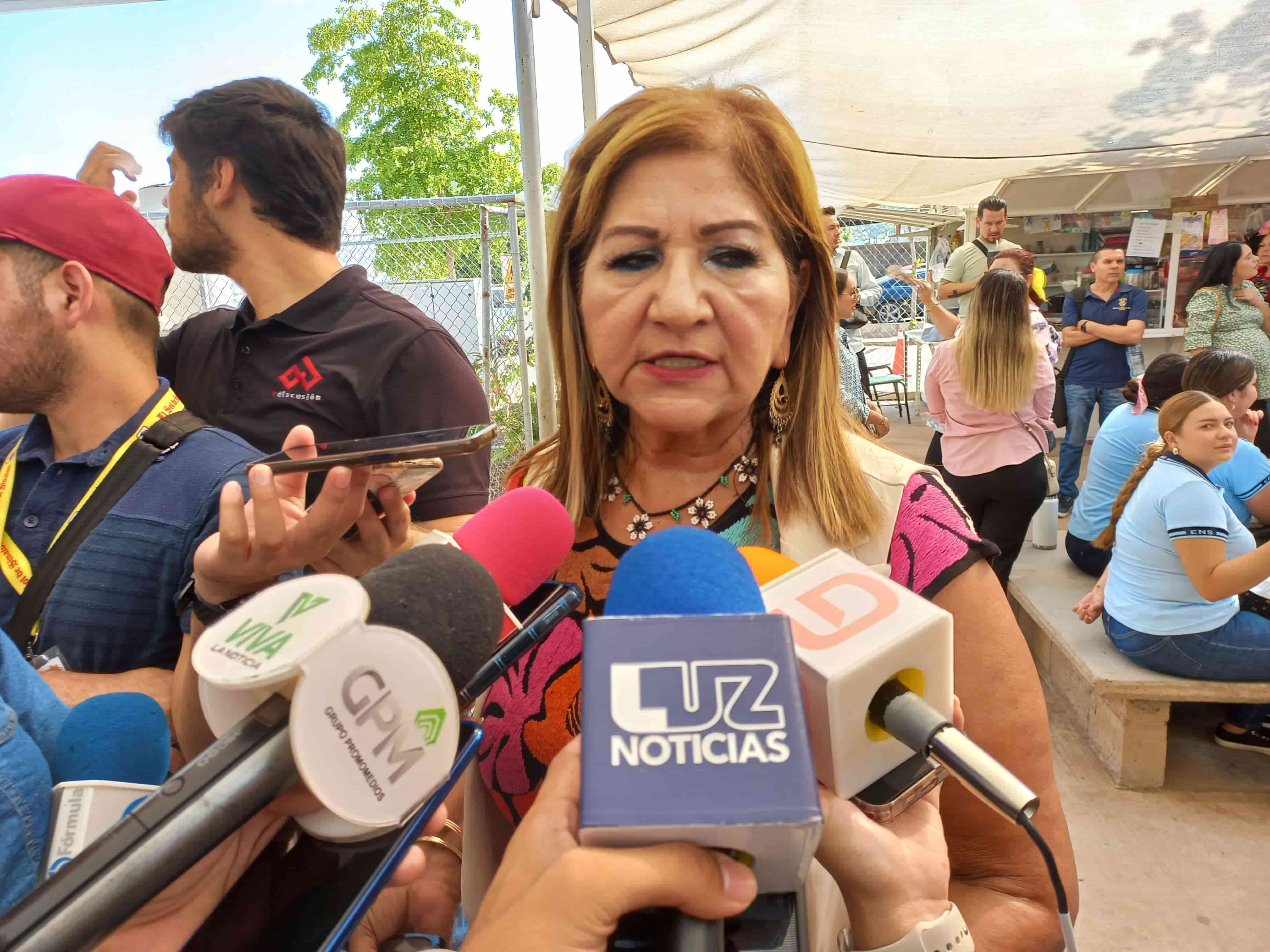 Tere Guerra atendiendo a los medios de comunicación. FOTO: Luz Noticias