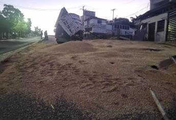 Un tráiler cargado con trigo se voltea por el bulevar México 68 en Culiacán; genera caos vial