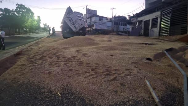 Un tráiler cargado con trigo se voltea por el bulevar México 68 en Culiacán; genera caos vial