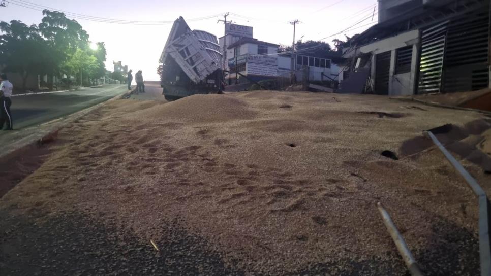 Un tráiler cargado con trigo se voltea por el bulevar México 68 en Culiacán; genera caos vial