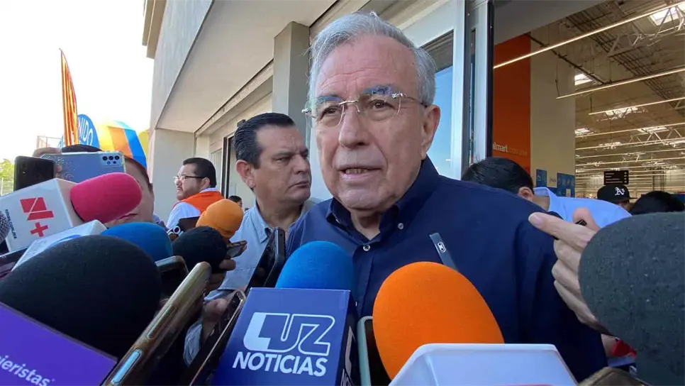 Rocha Moya atendiendo a los medios de comunicación. FOTO: Luz Noticias