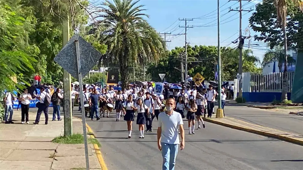 Los universitarios marchan en las calles de Mazatlán. FOTO: Dilan Gómez.