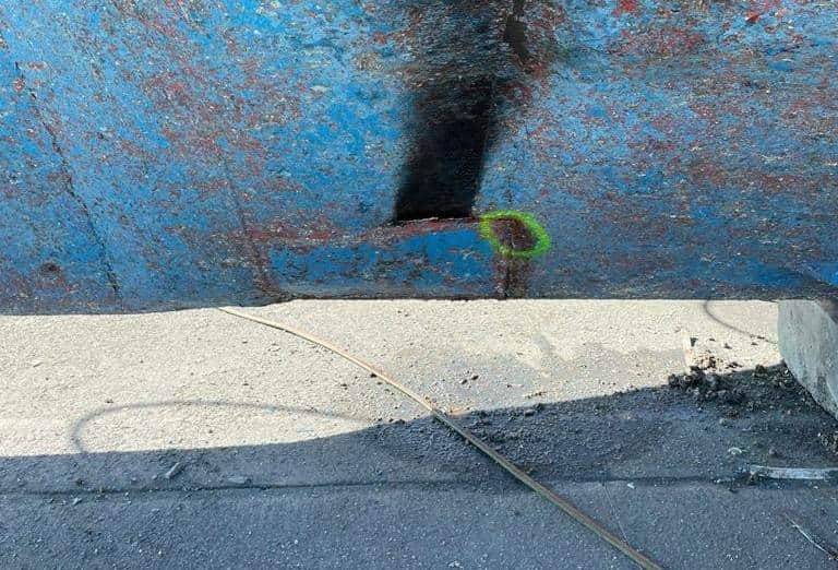 En la superficie de la embarcación quedó un hueco, ocasionado por la explosión. FOTO: Alfredo Juárez.