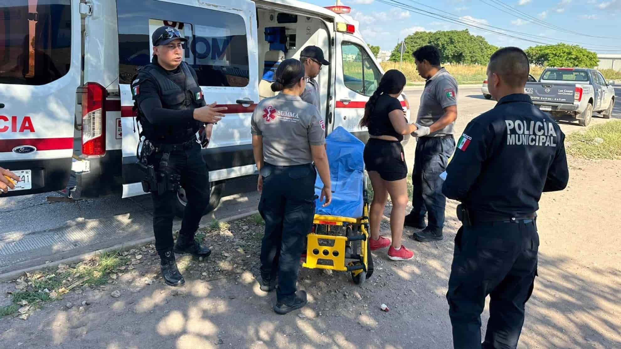 Paramédicos de Summa le brindaron los primeros auxilios. FOTO: Ernesto Torres.