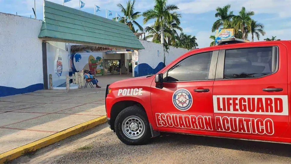 Elementos del Escuadrón Acuático acudieron a brindar ayuda. FOTO: Alfredo Juárez.