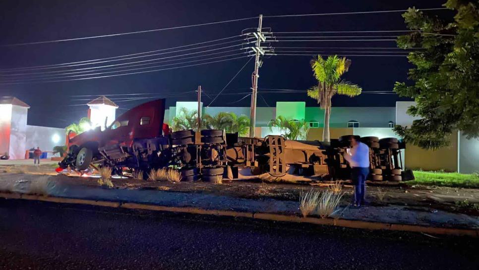 Vuelca pipa en El Pozole, Villa Unión, tras chocar contra una palmera