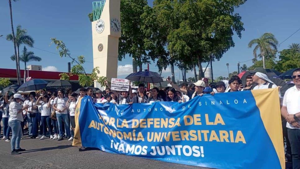 Marchan en Los Mochis universitarios de la UAS en defensa del rector, Jesús Madueña Molina 