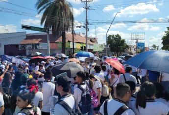 Sin desayunar y en pleno calor, alumnos de la prepa UAS salen a manifestarse