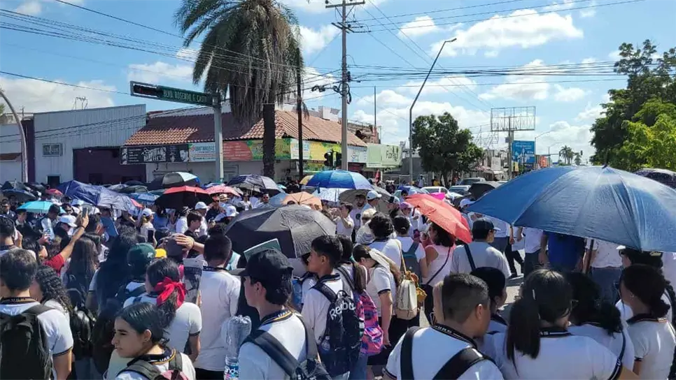 Alumnos de la UAS en la manifestación.