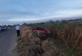 Mujer termina lesionada al salir del camino y derribar un poste de telefonía en Guasave