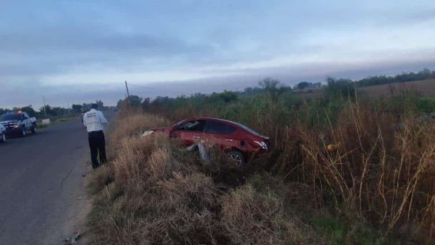 Mujer termina lesionada al salir del camino y derribar un poste de telefonía en Guasave