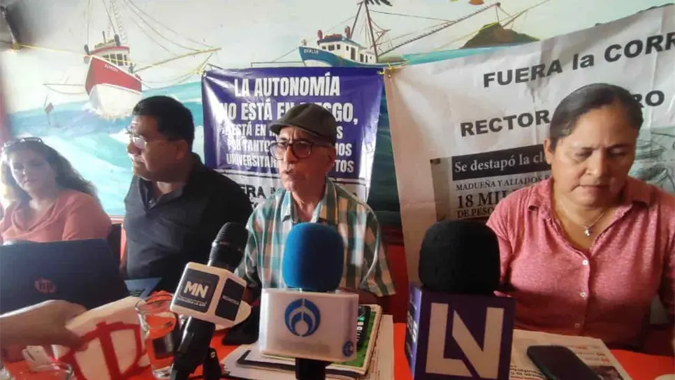 Los jubilados ofrecieron una rueda de prensa en Mazatlán. FOTO: Dilan Gómez.