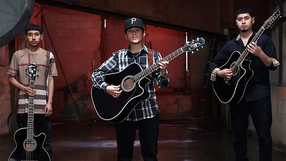 FOTO: Yahritza se avienta los prohibidos con una fanática.