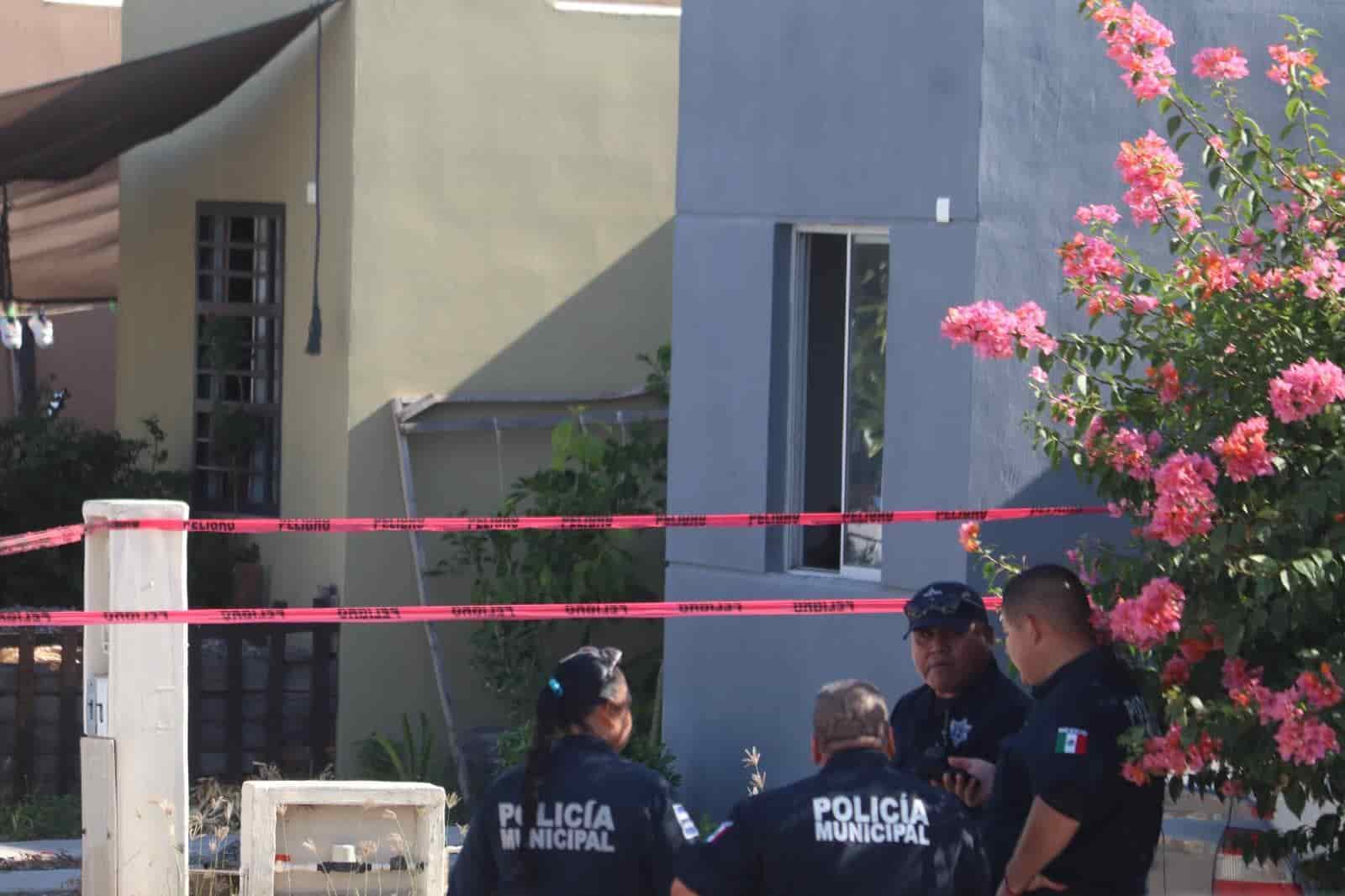 Autoridades custodian la escena del crimen. FOTO: Martín Ruiz.