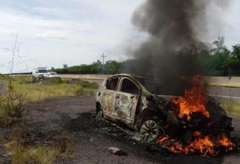 Se quema automóvil en la carretera Mazatlán-Culiacán, en San Ignacio