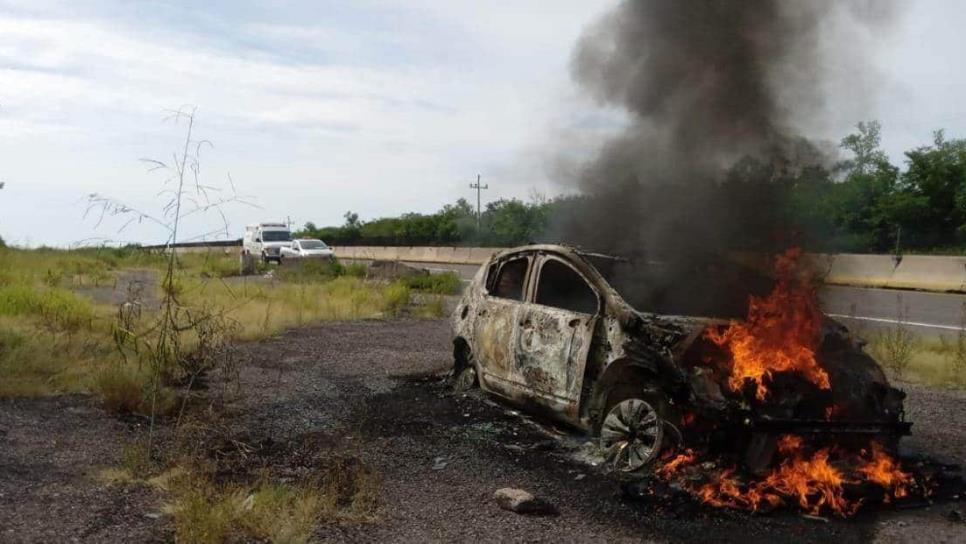 Se quema automóvil en la carretera Mazatlán-Culiacán, en San Ignacio