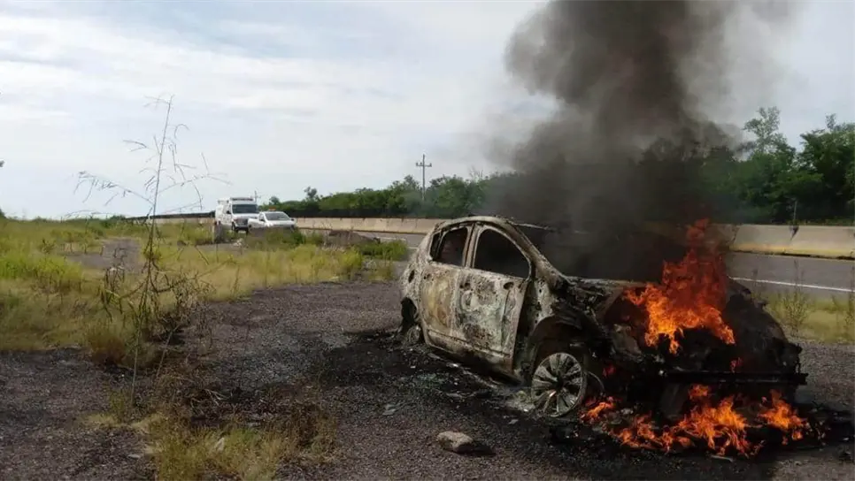 La unidad quedó a un costado de la carretera. FOTO: Alfredo Juárez.