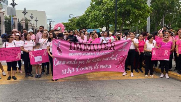 Caminan mujeres mazatlecas para concientizar sobre el cáncer de mama