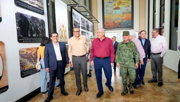 Rocha Moya y Comandante de 9na Zona Militar recorren exposición fotográfica