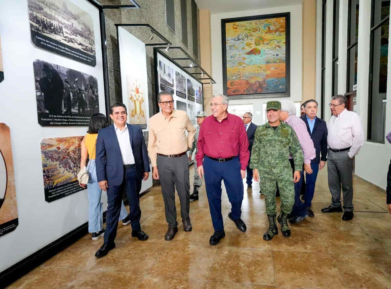 Rocha Moya y Comandante de 9na Zona Militar recorren exposición fotográfica