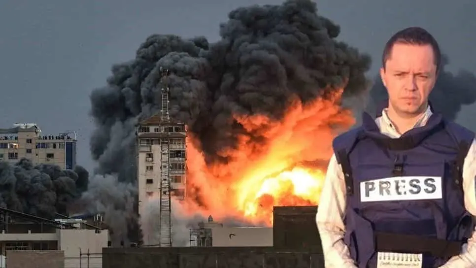 FOTO: Reportero de Televisa vive momentos de pánico al experimentar caída de misil en Israel.