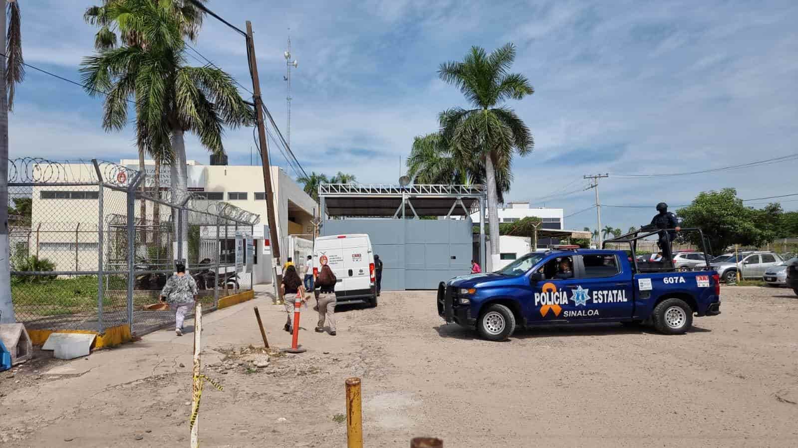 «Revientan» el penal de Culiacán; localizan armas y presunta droga