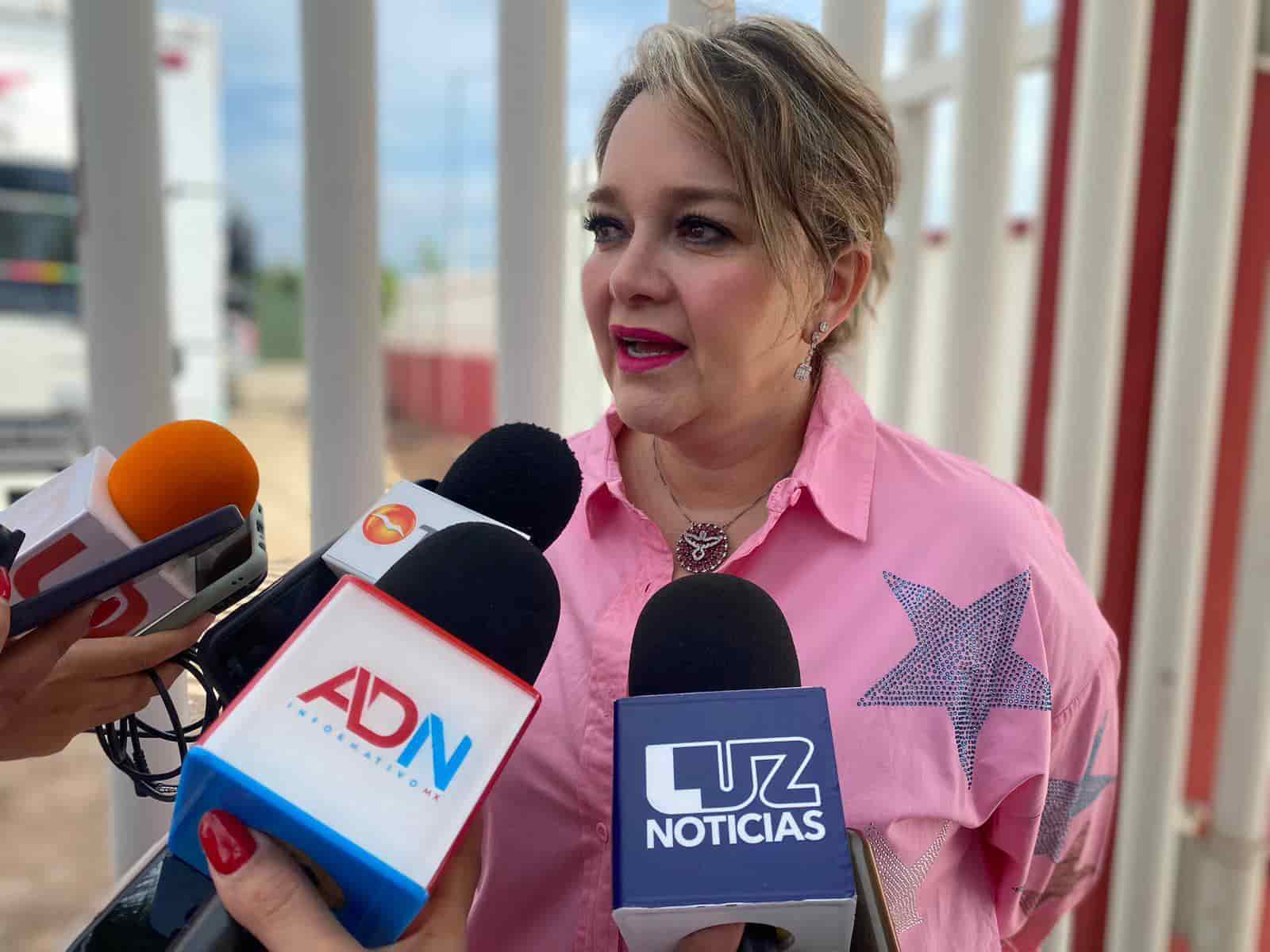 Eneyda Rocha Ruiz atendiendo a los medios de comunicación. FOTO: Luz Noticias