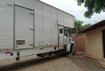 Camión de carga se estrella contra iglesia en el ejido El Moral tras desvanecimiento del conductor