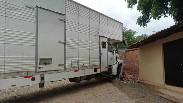 Camión de carga se estrella contra iglesia en el ejido El Moral tras desvanecimiento del conductor