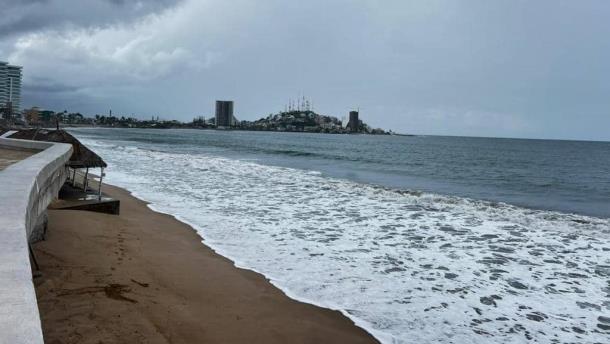 Cierran playas en Mazatlán tras alto oleaje provocado por huracán «Norma»