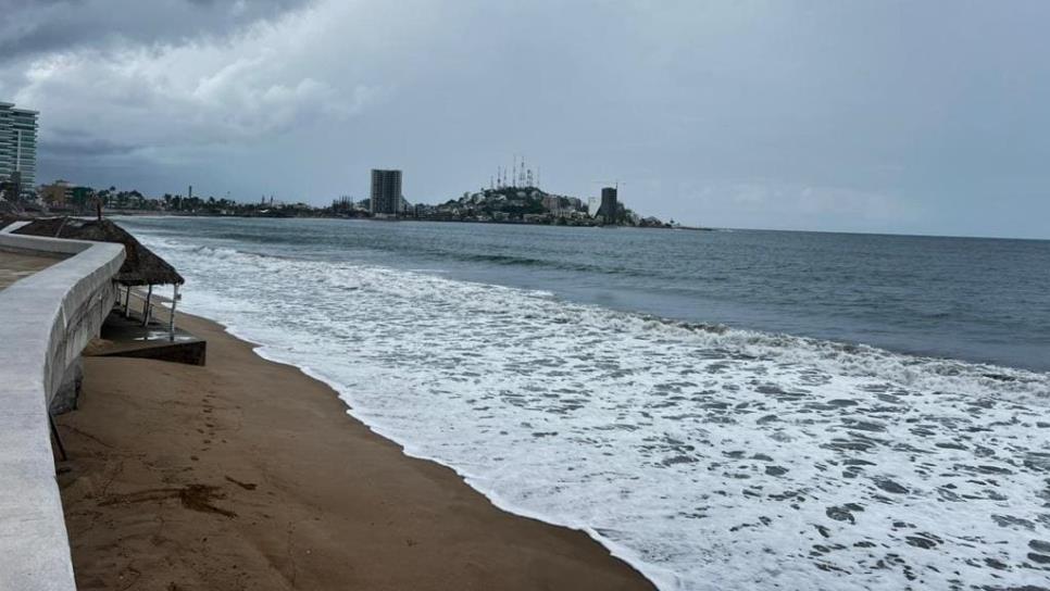 Cierran playas en Mazatlán tras alto oleaje provocado por huracán «Norma»