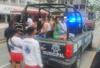 Detienen a 4 bañistas en Mazatlán por ignorar restricciones en playas