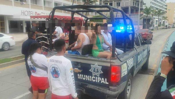 Detienen a 4 bañistas en Mazatlán por ignorar restricciones en playas
