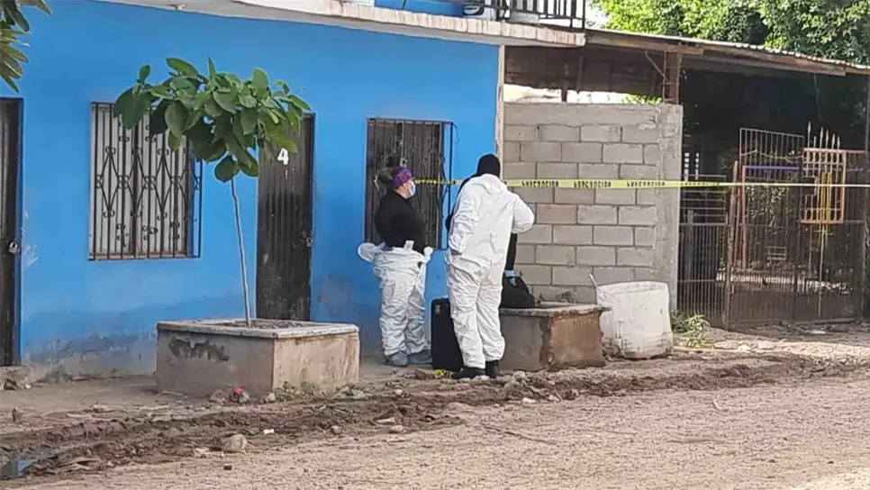 Peritos investigadores en la escena.