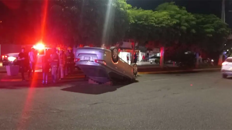 Se registran dos volcaduras y una salida de camino durante la madrugada en Guasave. | FOTO: Osmar Zavala.