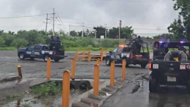 Por huracán «Norma», Policía Estatal recorre calles de Culiacán en apoyo a accidentes