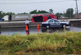 Vuelca camioneta tras chocar contra muro de contención por la México 15, en Juan José Ríos