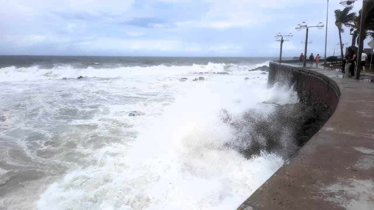Las altas olas que azotan el malecón.
