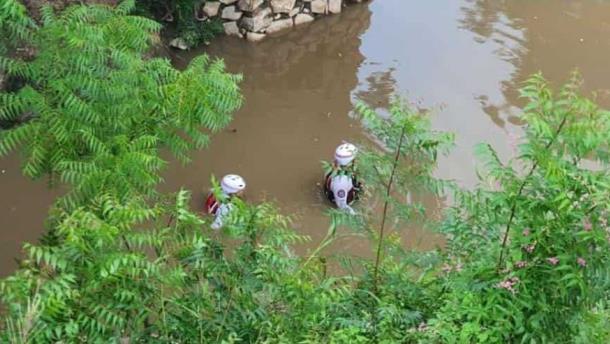 Tras 7 horas de búsqueda, solo encuentran pertenencias del joven que cayó a un canal en Mazatlán