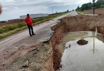 Se forma socavón en calle 5 al Huitussito, Guasave 