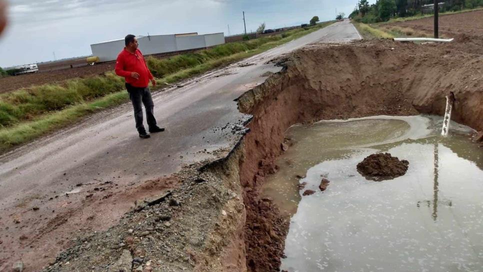 Se forma socavón en calle 5 al Huitussito, Guasave 