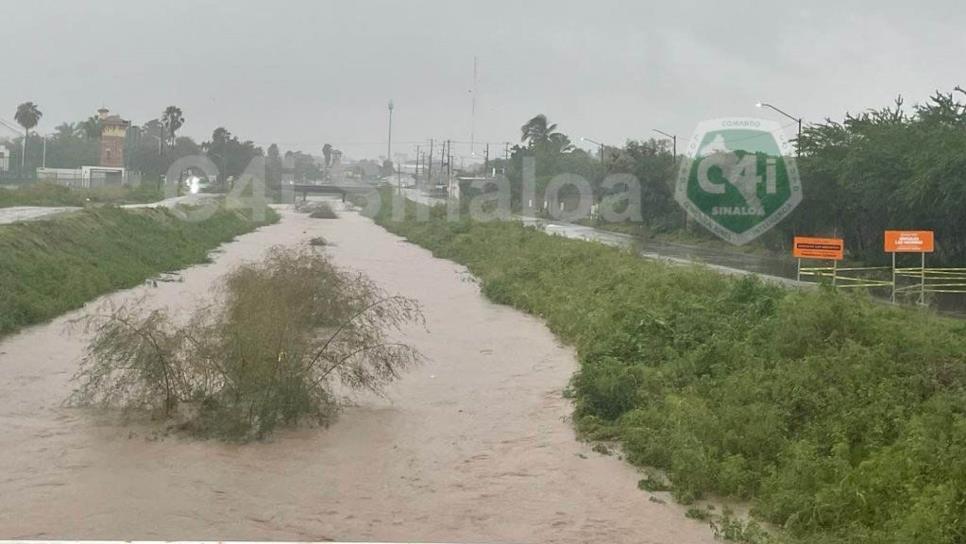 Por altos niveles de agua cierran el paso vehicular en el dren Bacurimí, Culiacán