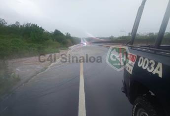 Se desborda dren en la carretera Benito Juárez, a la altura de La Platanera, Navolato 